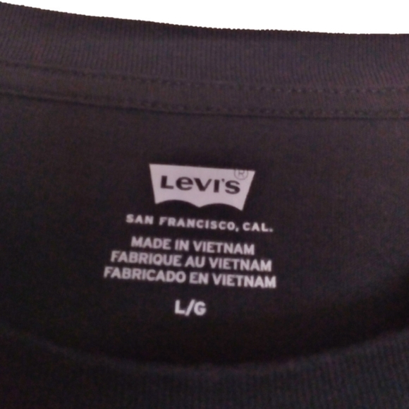 Levi black and red short sleeve L baggy fitting brand tee - Picture 3 of 3